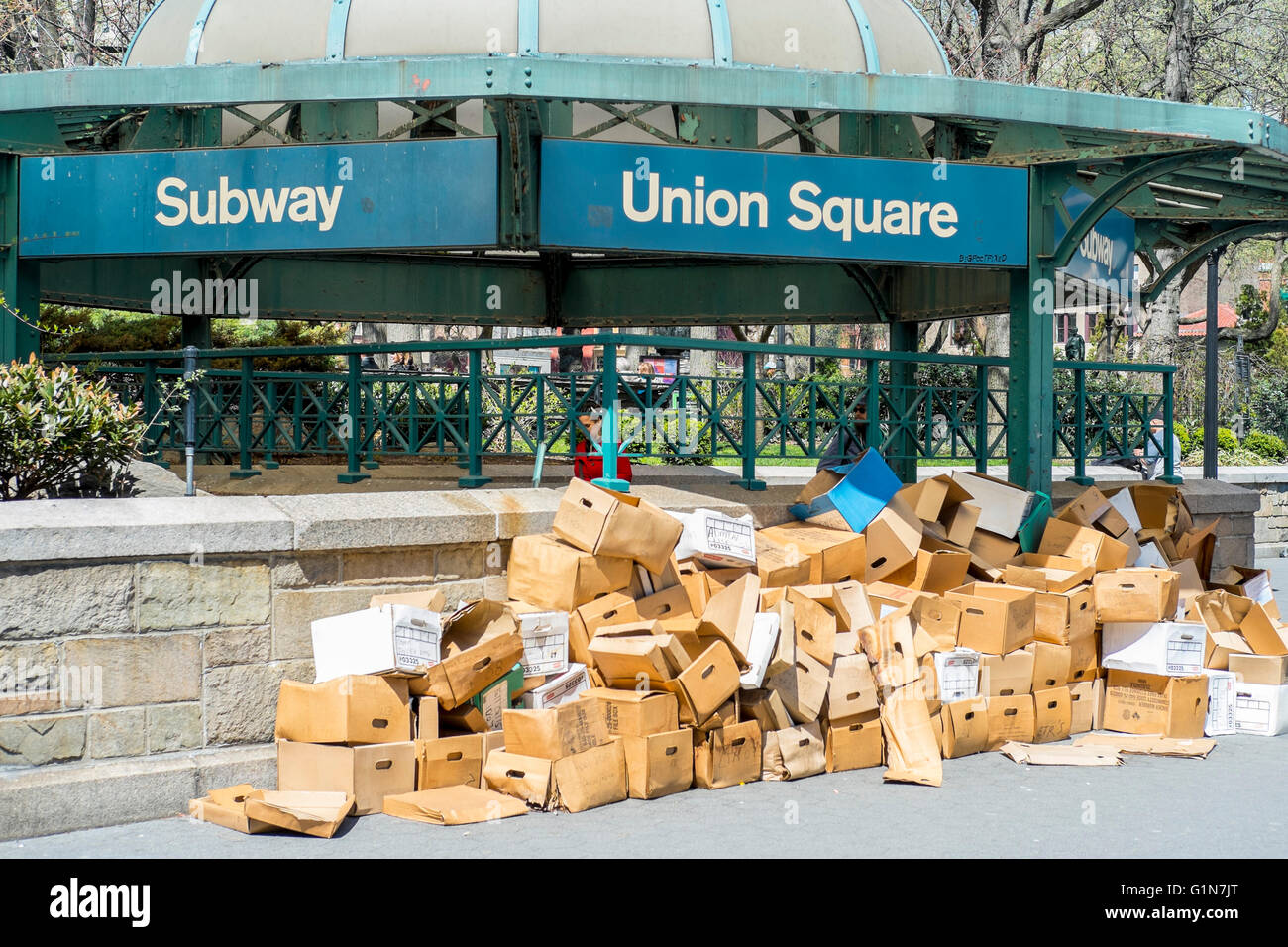 Boîtes de carton déchets jetés entassés en face de la station de métro  Union Square à Manhattan, New York Photo Stock - Alamy