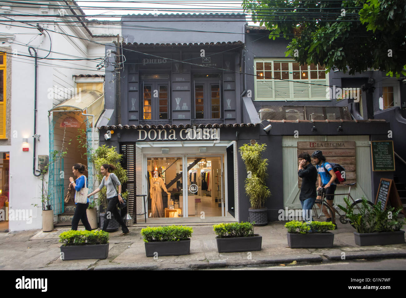 Dona Coisa, Roberta Damasceno magasin multi-marques dans le quartier Jardim Botanico, Rio de Janeiro, Brésil - les jeunes dans la rue. Banque D'Images