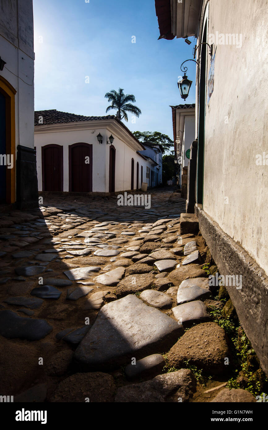 Paraty ( ou Parati ), un environnement préservé et coloniale portugaise ville impériale brésilienne située sur la Costa Verde (Côte Verte), un corridor vert et luxuriant qui s'étend le long de la côte sud de l'état de Rio de Janeiro, au Brésil - une région touristique réputée pour la constructions historiques et est connu pour la cobblestone rues pavées dans tout le centre historique District. Banque D'Images