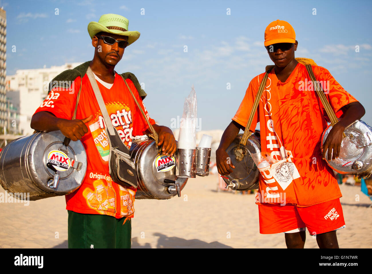 Matte Leao vendeur dans la plage d'Ipanema, Rio de Janeiro, Brésil - Matte Leao est une marque très populaire plateau brésilien, maintenant propriété de The Coca-Cola Company - depuis les années 1950, dans la chaleur torride de Rio de Janeiro, le thé glacé fait maison est vendue par les vendeurs de rue dans la batterie sur la plage. Banque D'Images