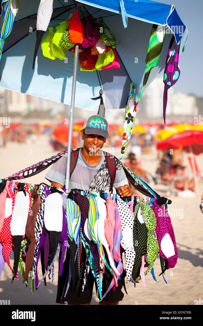 Maillot de bain - bikini - vendeur dans la plage d'Ipanema, Rio de Janeiro, Brésil. Banque D'Images