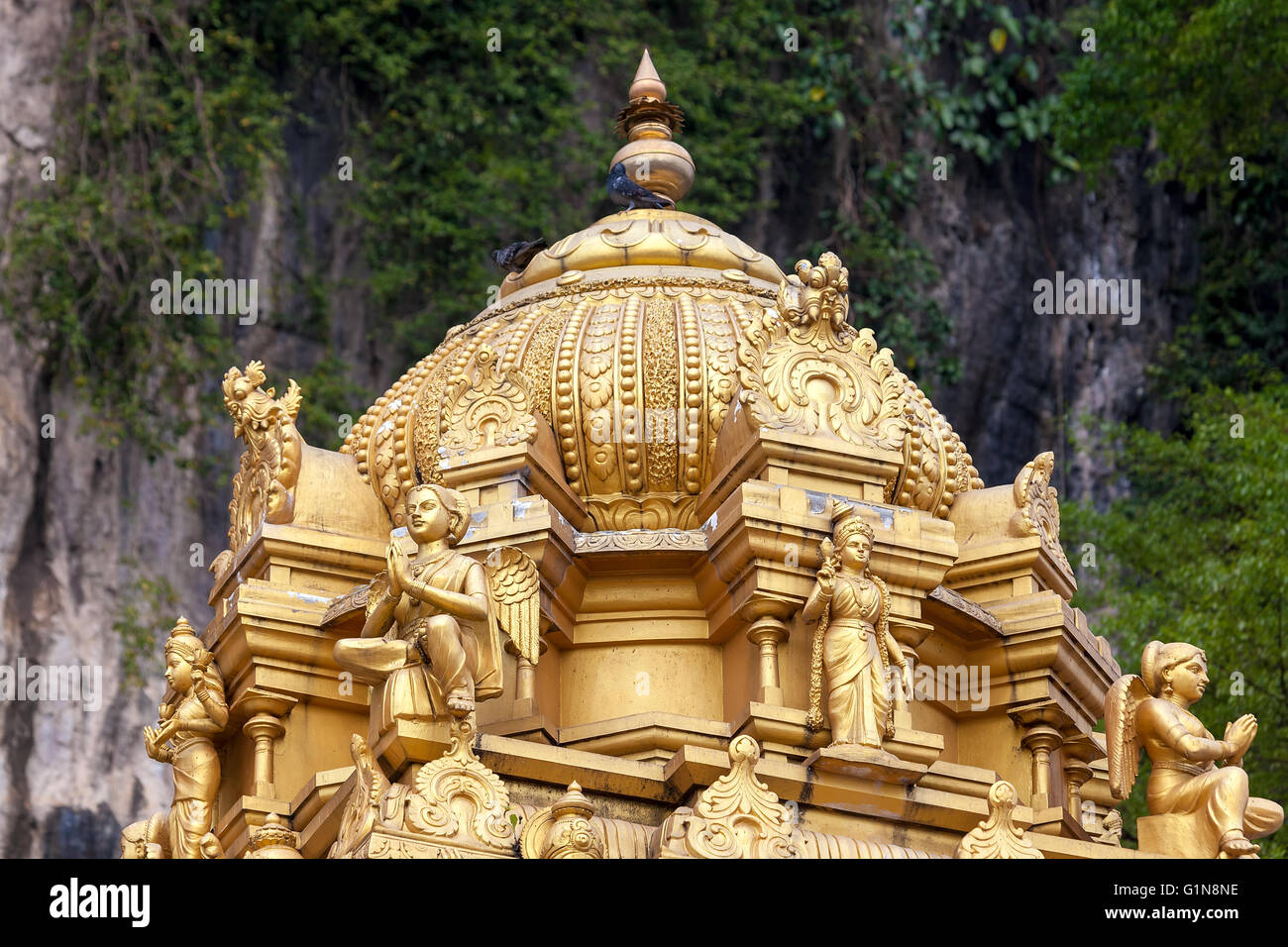 Temple hindou Sri Subramaniar détails architecturaux Dome d'or à Batu Caves en Malaisie Banque D'Images