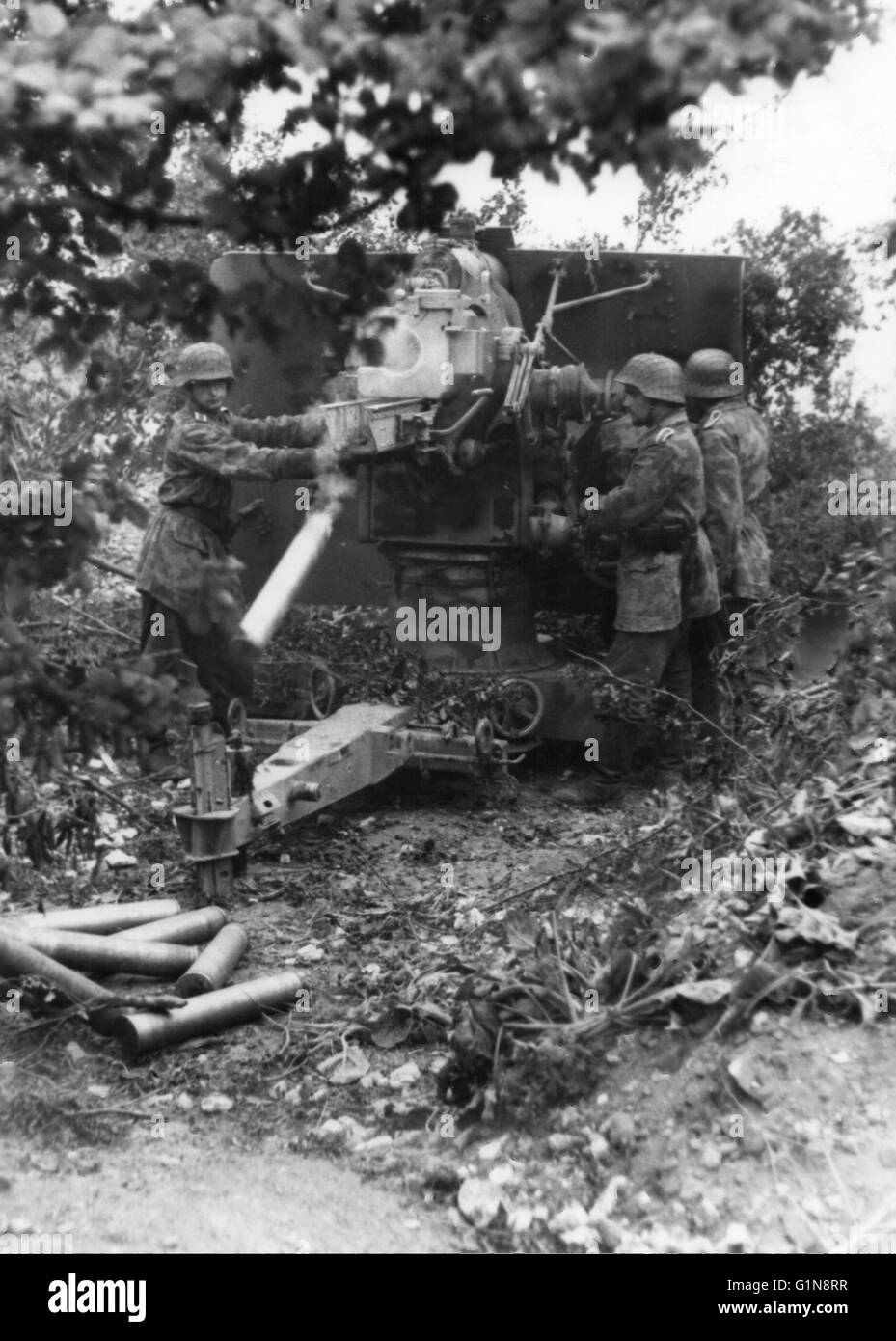 Un incendie Soliers allemand 88mm canon antichar Normandie France 1944 Banque D'Images