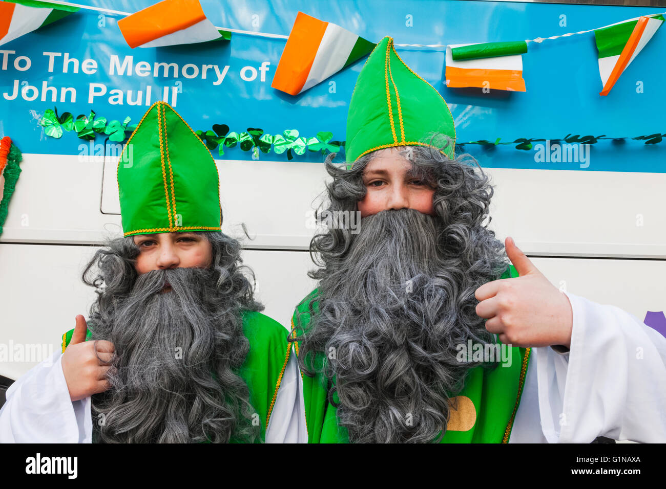 L'Angleterre, Londres, St.Patrick's Day Parade, les enfants habillés en St.Patrick Banque D'Images