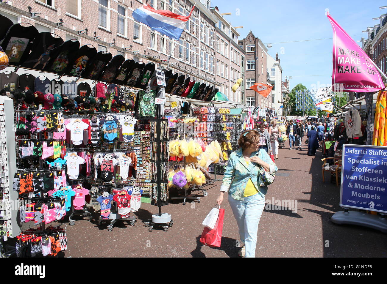 Les vendeurs de rue et les gens occupés shopping au marché Albert Cuyp, quartier De Pijp, Oud Zuid, Amsterdam, Pays-Bas Banque D'Images