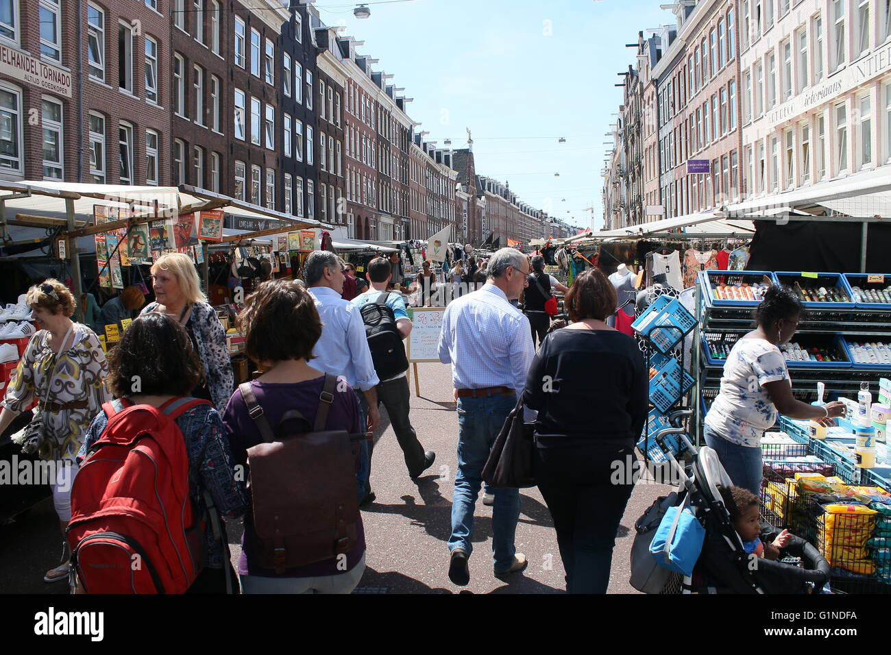 Les vendeurs de rue et beaucoup de gens occupés shopping au marché Albert Cuyp, quartier De Pijp, Oud Zuid, Amsterdam, Pays-Bas Banque D'Images