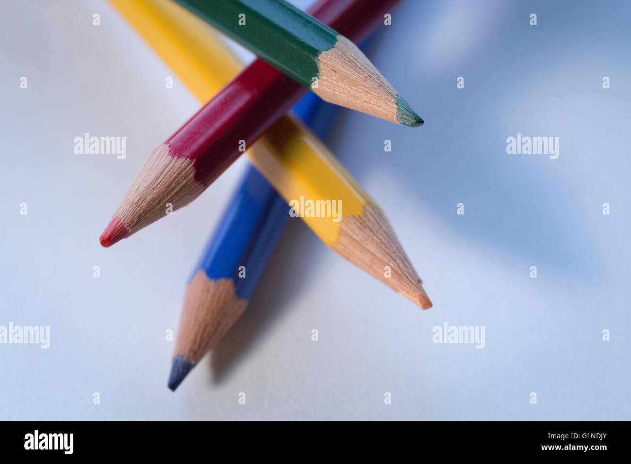 Crayons de couleur dans les couleurs primaires Banque D'Images