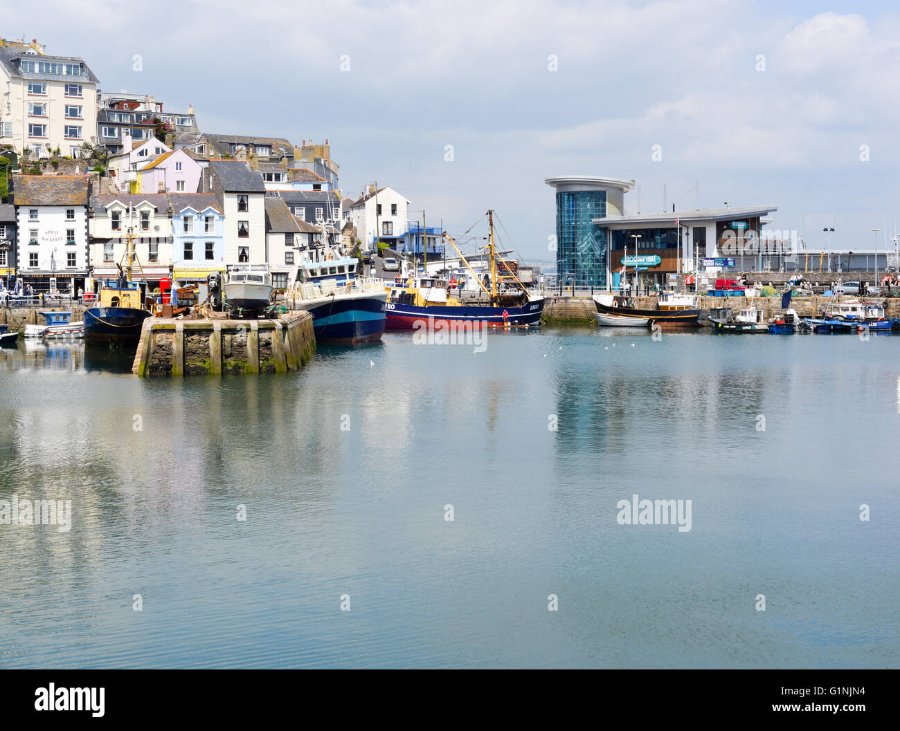 Front de mer, port et marché aux poissons à Brixham, Devon, UK. Banque D'Images