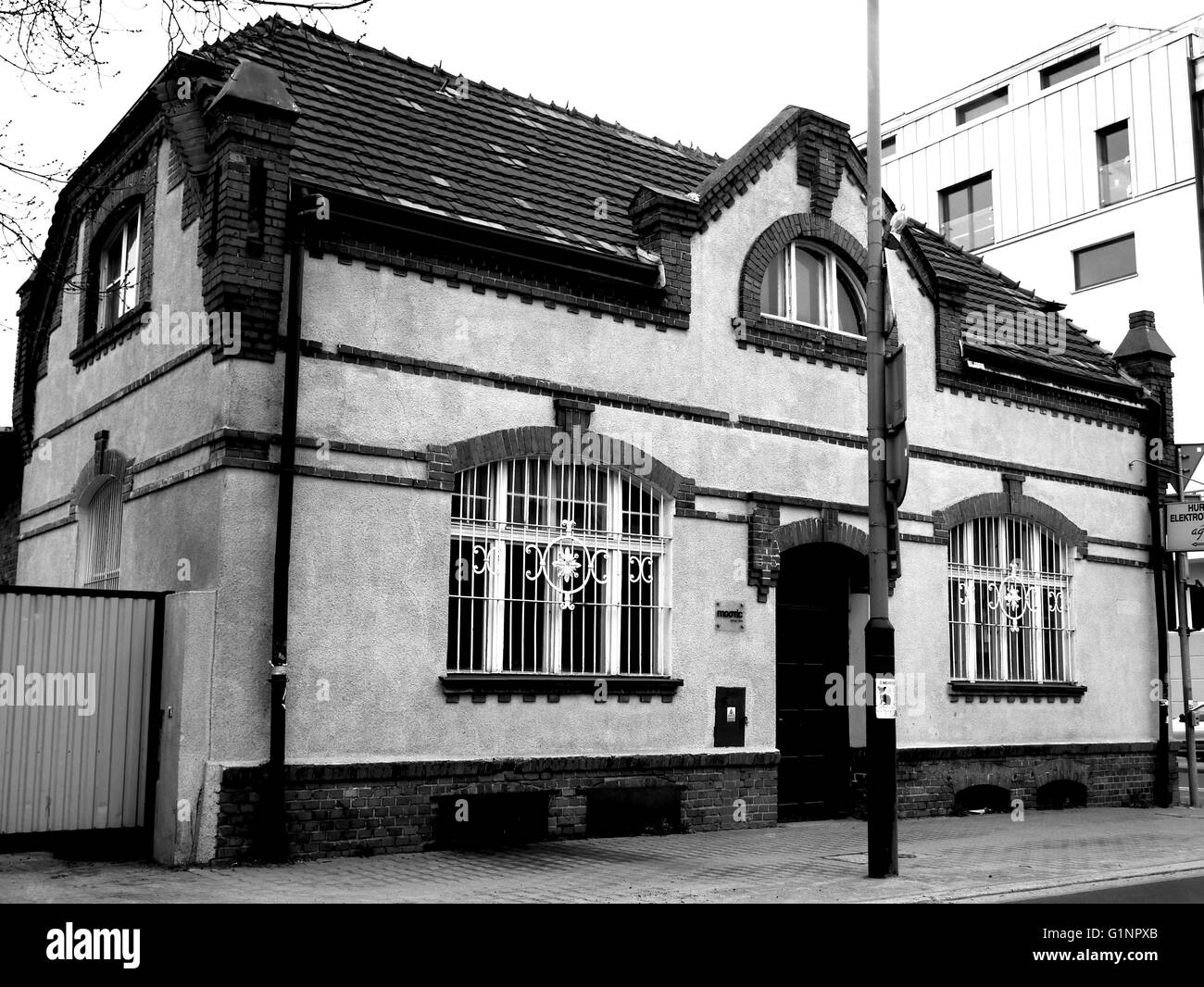 Maison ancienne au milieu de la ville Banque D'Images