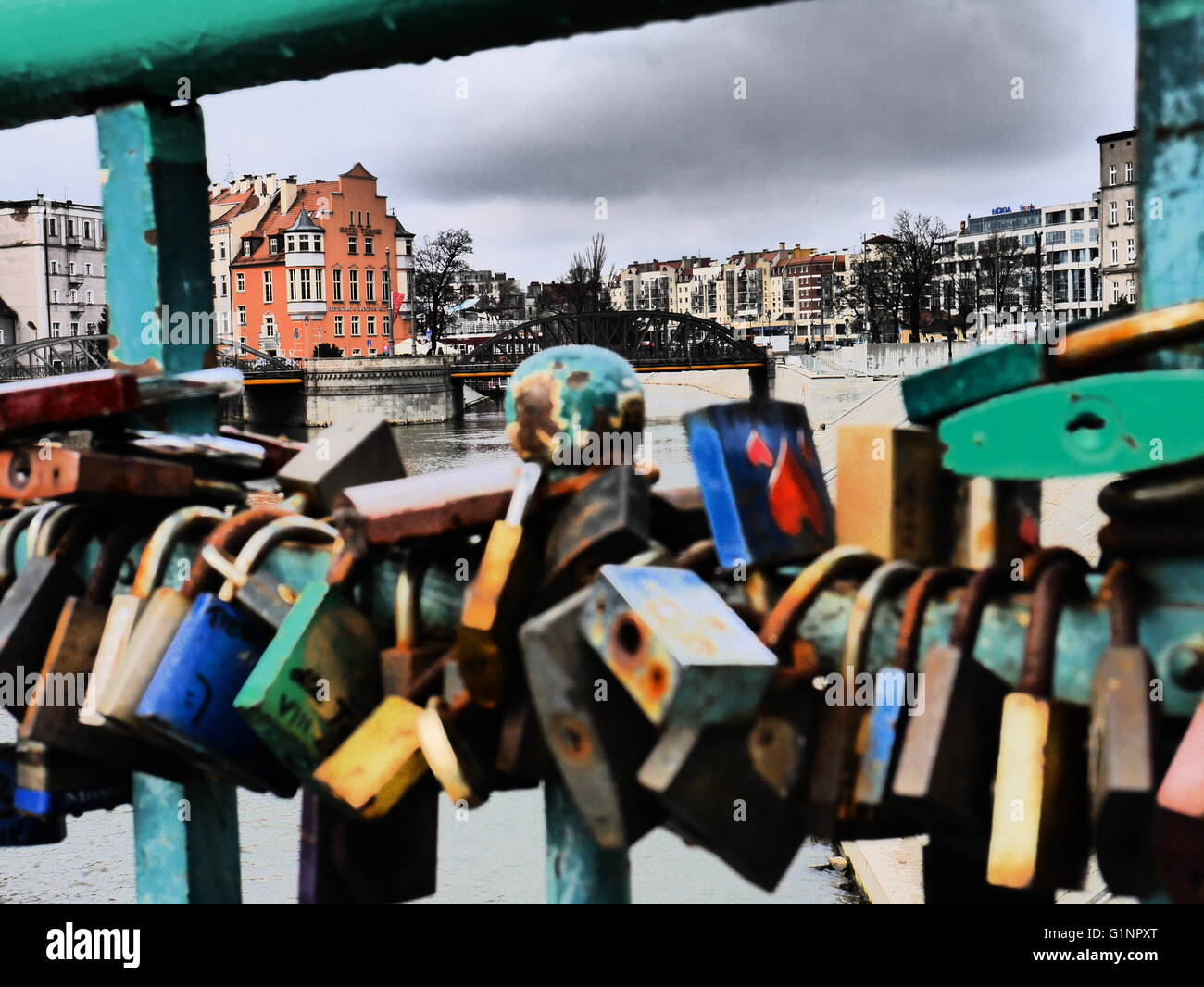 Des cadenas sur le pont à Wroclaw Banque D'Images