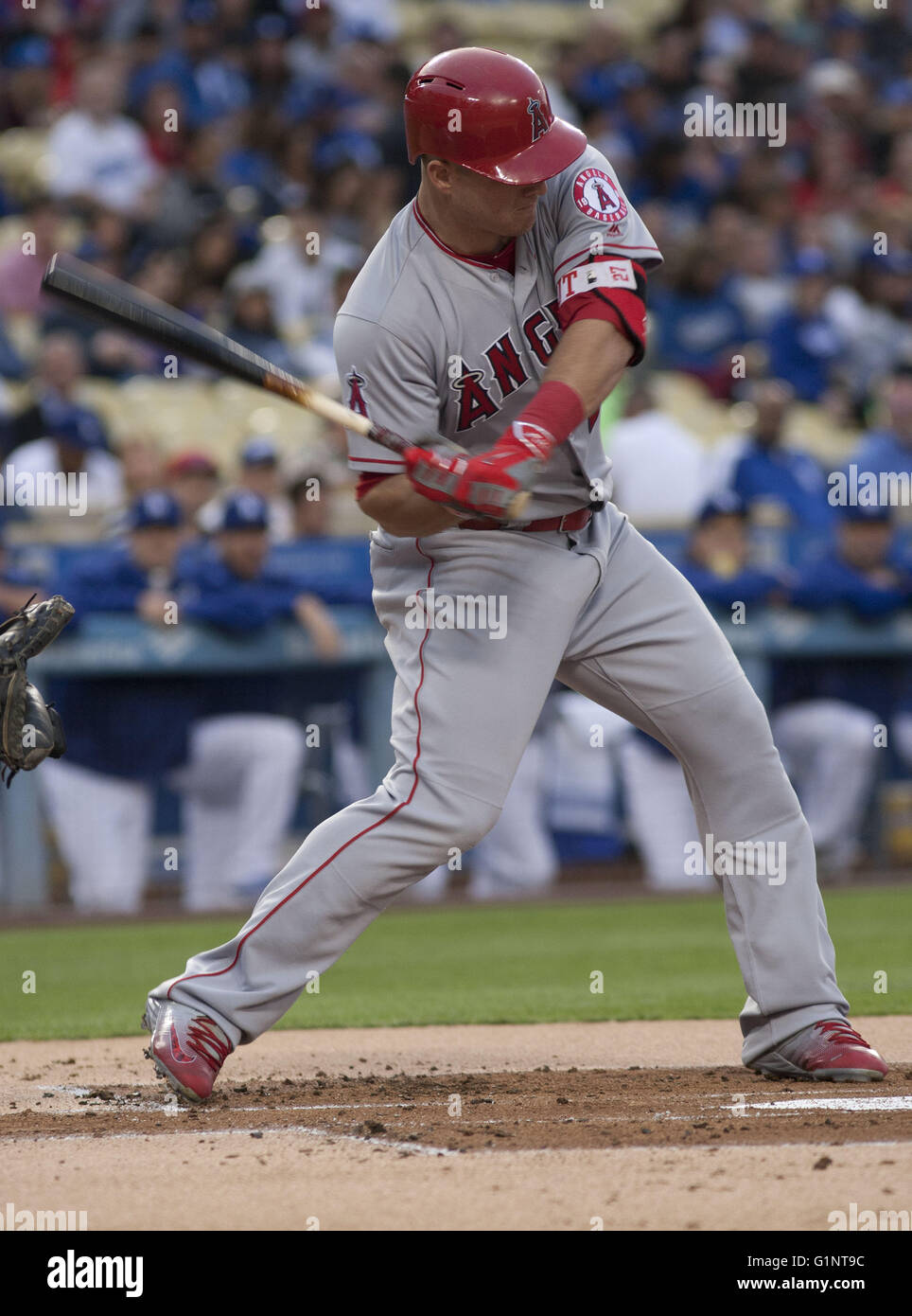 Los Angeles, Californie, États-Unis d'Amérique, USA. 16 mai, 2016. Mike Trout # 27 de la Los Angeles Angels of Anaheim pendant le match contre les Dodgers de Los Angeles au Dodger Stadium le 16 mai 2016 à Los Angeles, Californie.Arorizo ARORIZO © Armando ARMANDO/Prensa Internacional/ZUMA/Alamy Fil Live News Banque D'Images