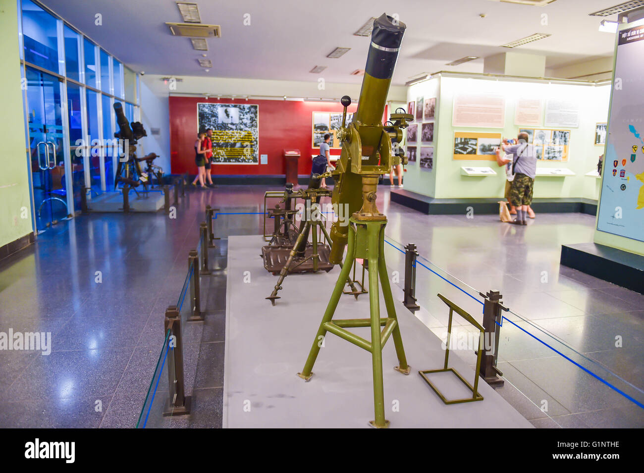 (160517) -- HO CHI MINH ville, le 17 mai 2016 (Xinhua) -- touristes visitent le Musée des débris de guerre à Ho Chi Minh Ville, Vietnam, 16 mai 2016. Le Musée des débris de guerre est situé dans le District 3 de Ho Chi Minh Ville. Ouvert en 1975, le musée est spécialisé dans la recherche, la collecte, la préservation et l'exposition le reste des preuves de crimes de guerre du Vietnam et de leurs conséquences, qui appelle les gens à dire non aux guerres et à dire oui à la paix. Avec la capacité d'accueil annuelle de plus de 500 000 visites, le musée est devenu un des sites culturels et touristiques pour les étrangers et Vietnamiens t Banque D'Images