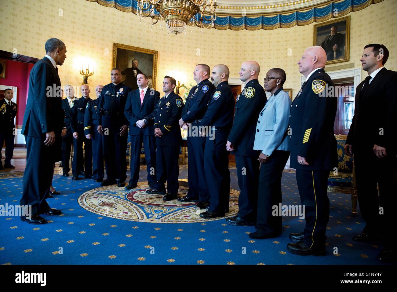 Washington DC, USA. 16 mai, 2016. Président américain Barack Obama parle avec la médaille de bravoure 12 bénéficiaires et Constance Wilson (troisième à partir de la droite), grand-mère d'un bénéficiaire à titre posthume, dans la salle bleue de la Maison Blanche, le 16 mai 2016 à Washington, D.C. Crédit : Planetpix/Alamy Live News Banque D'Images