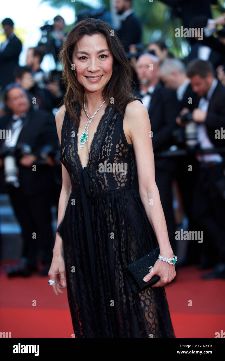 Cannes, France. 17 mai, 2016. L'actrice Michelle Yeoh pose sur le tapis rouge lors de son arrivée pour la projection du film "Julieta" en compétition au 69e Festival du Film de Cannes, France, le 17 mai 2016. © Jin Yu/Xinhua/Alamy Live News Banque D'Images