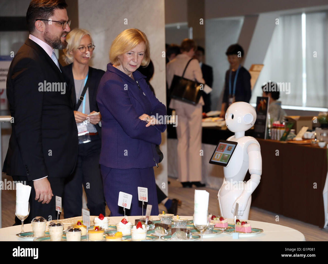 Tsukuba, Japon. 17 mai, 2016. L'allemand de l'éducation et de la recherche Ministre Johanna Wanka (C) examine les sucreries sur la table, tandis que le robot humanoïde Softbank Poivre (R) la regarde à une pause-café au G7 Science et technologie à la réunion des ministres à Ibaraki Tsukuba le mardi 17 mai 2016. © Yoshio Tsunoda/AFLO/Alamy Live News Banque D'Images