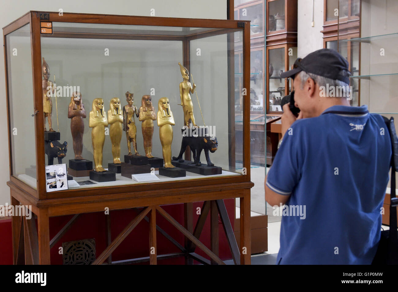 (160518) -- LE CAIRE, 18 mai 2016 (Xinhua) -- un visiteur prend des photos d'expositions dans le Musée National égyptien du Caire, le 17 mai 2016, un jour avant la Journée internationale des musées. (Xinhua/Dingzhe) Zhao (zhf) Banque D'Images