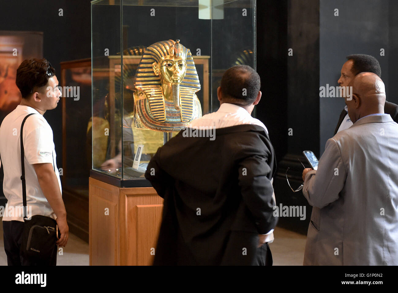 (160518) -- LE CAIRE, 18 mai 2016 (Xinhua) -- les gens regardent le masque funéraire de Toutankhamon au Musée National égyptien du Caire, le 17 mai 2016, un jour avant la Journée internationale des musées. (Xinhua/Dingzhe) Zhao (zhf) Banque D'Images