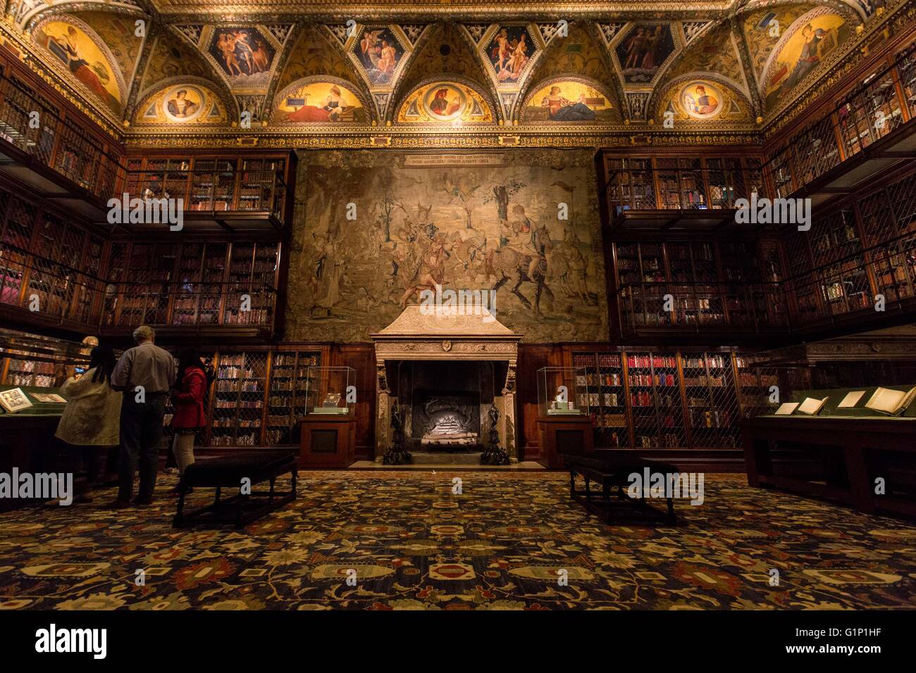 (160518) -- NEW YORK, 18 mai 2016 (Xinhua) -- Photo prise le 17 mai 2016 montre la bibliothèque d'origine de la Morgan Library and Museum à New York, aux États-Unis. La Morgan Library & Museum, anciennement la Pierpont Morgan Library, est un musée et bibliothèque de recherche situé sur Madison Avenue, 225 East 36th Street, dans le quartier de Murray Hill à Manhattan, New York. Elle a été fondée pour abriter la bibliothèque privée de J. P. Morgan en 1906, qui comprenait des manuscrits et livres imprimés, certains d'entre eux dans de rares liaisons, ainsi que sa collection de gravures et dessins. La bibliothèque a été conçu b Banque D'Images