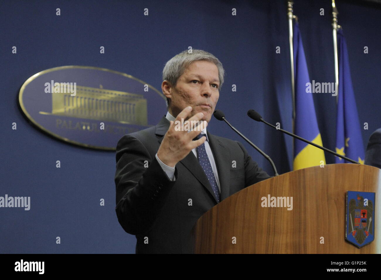 Bucarest, Roumanie. 17 mai, 2016. Le Premier ministre roumain Dacian Ciolos prend la parole lors d'une conférence de presse pour annoncer de nouveaux traitements pour le système de santé publique. Crédit : Gabriel Petrescu/Alamy Live News Banque D'Images