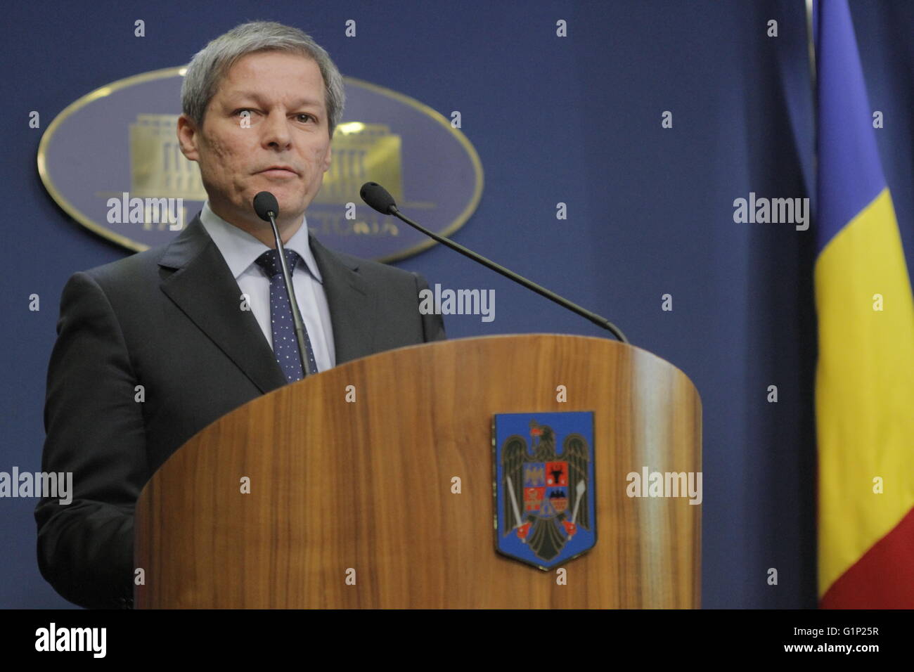 Bucarest, Roumanie. 17 mai, 2016. Le Premier ministre roumain Dacian Ciolos prend la parole lors d'une conférence de presse pour annoncer de nouveaux traitements pour le système de santé publique. Crédit : Gabriel Petrescu/Alamy Live News Banque D'Images