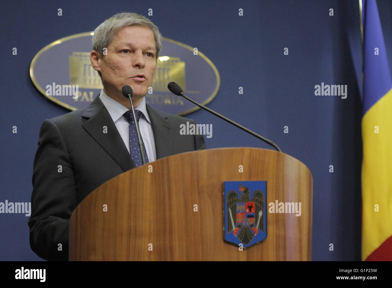 Bucarest, Roumanie. 17 mai, 2016. Le Premier ministre roumain Dacian Ciolos prend la parole lors d'une conférence de presse pour annoncer de nouveaux traitements pour le système de santé publique. Crédit : Gabriel Petrescu/Alamy Live News Banque D'Images