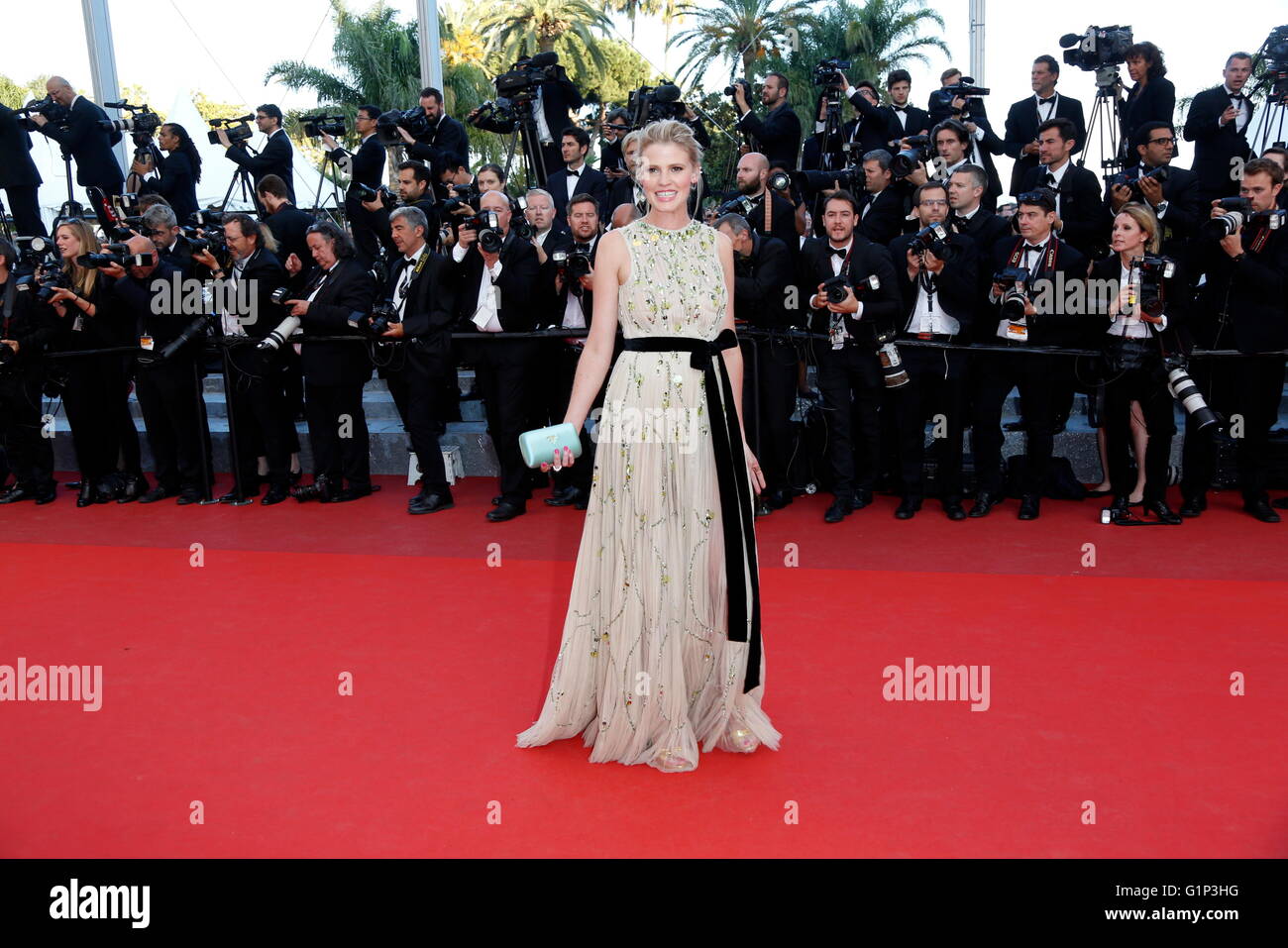 Modèle néerlandais Lara Stone arrive pour la projection de "Julieta" lors de la 69 e assemblée annuelle du Festival du Film de Cannes, à Cannes, France, 17 mai 2016. Le film est présenté en compétition officielle du festival qui aura lieu du 11 au 22 mai. Photo : Hubert Boesl/dpa Banque D'Images