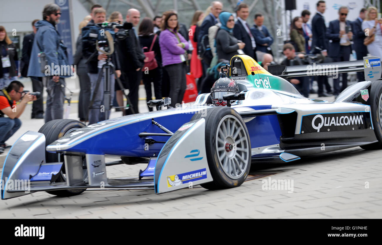 Leipzig, Allemagne. 18 mai, 2016. Pilote de course Daniel Abt présente une voiture de course Formule E électrique lors du sommet mondial des ministres des transports à Leipzig, Allemagne, 18 mai 2016. Quelque 1 000 participants de 60 pays sont attendus pour le sommet de trois jours organisé par le Forum International des Transports de l'Organisation de coopération et de développement économiques (OCDE). Photo : JAN WOITAS/dpa/Alamy Live News Banque D'Images