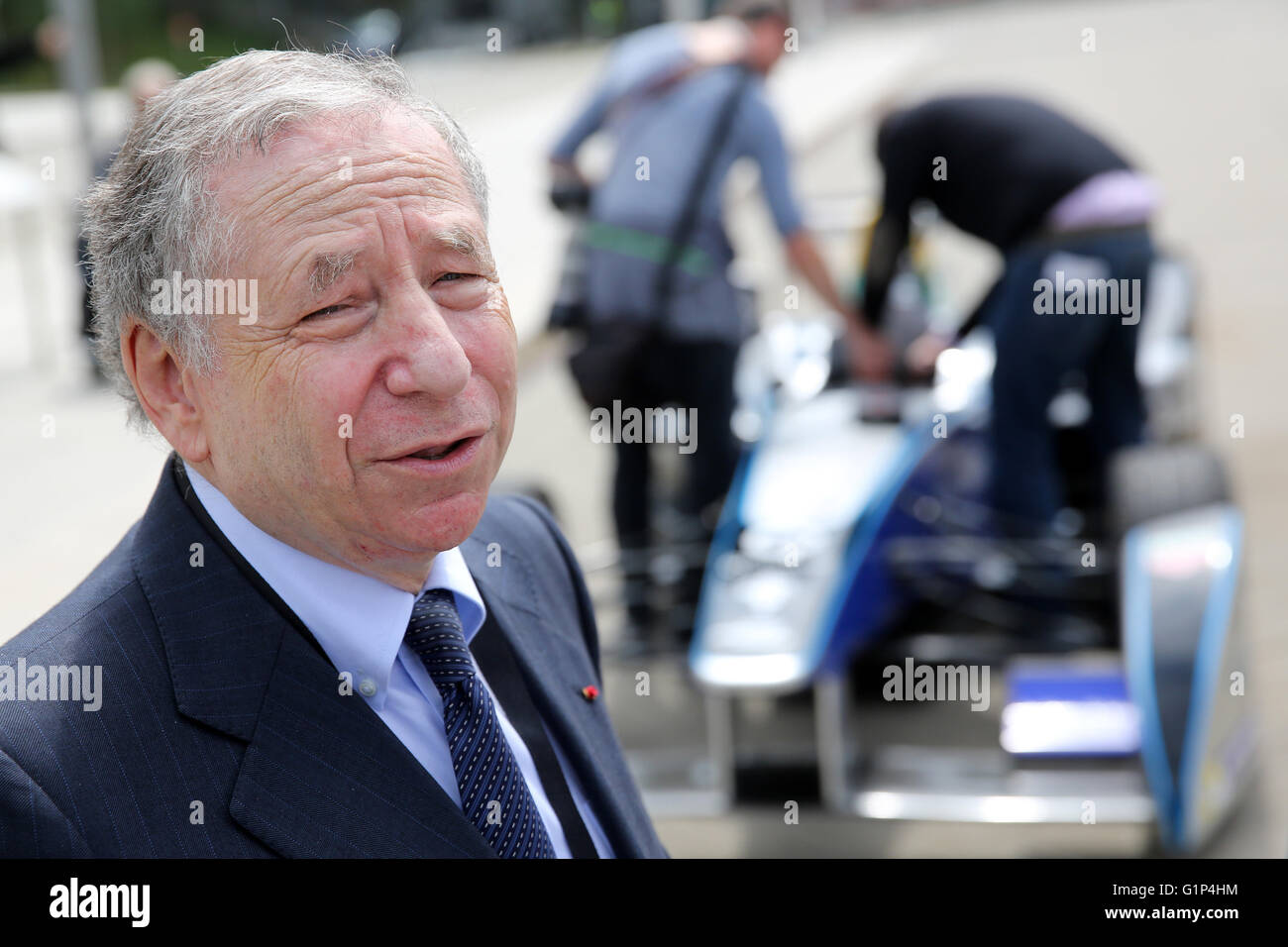 Leipzig, Allemagne. 18 mai, 2016. Jean Todt, président de la Fédération Internationale Automobile (FIA), après avoir vu la présentation d'une voiture de course Formule E électrique lors du sommet mondial des ministres des transports à Leipzig, Allemagne, 18 mai 2016. Quelque 1 000 participants de 60 pays sont attendus pour le sommet de trois jours organisé par le Forum International des Transports de l'Organisation de coopération et de développement économiques (OCDE). Photo : JAN WOITAS/dpa/Alamy Live News Banque D'Images