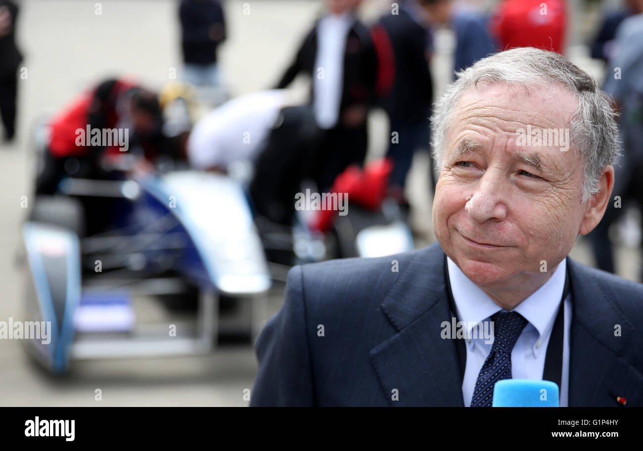 Leipzig, Allemagne. 18 mai, 2016. Jean Todt, président de la Fédération Internationale Automobile (FIA), après avoir vu la présentation d'une voiture de course Formule E électrique lors du sommet mondial des ministres des transports à Leipzig, Allemagne, 18 mai 2016. Quelque 1 000 participants de 60 pays sont attendus pour le sommet de trois jours organisé par le Forum International des Transports de l'Organisation de coopération et de développement économiques (OCDE). Photo : JAN WOITAS/dpa/Alamy Live News Banque D'Images