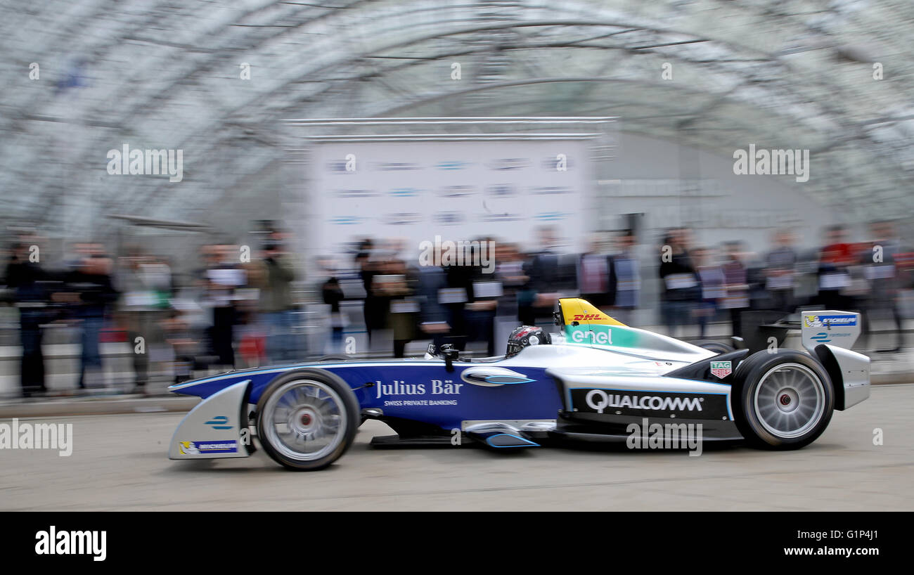 Leipzig, Allemagne. 18 mai, 2016. Pilote de course Daniel Abt présente une voiture de course Formule E électrique lors du sommet mondial des ministres des transports à Leipzig, Allemagne, 18 mai 2016. Quelque 1 000 participants de 60 pays sont attendus pour le sommet de trois jours organisé par le Forum International des Transports de l'Organisation de coopération et de développement économiques (OCDE). Photo : JAN WOITAS/dpa/Alamy Live News Banque D'Images