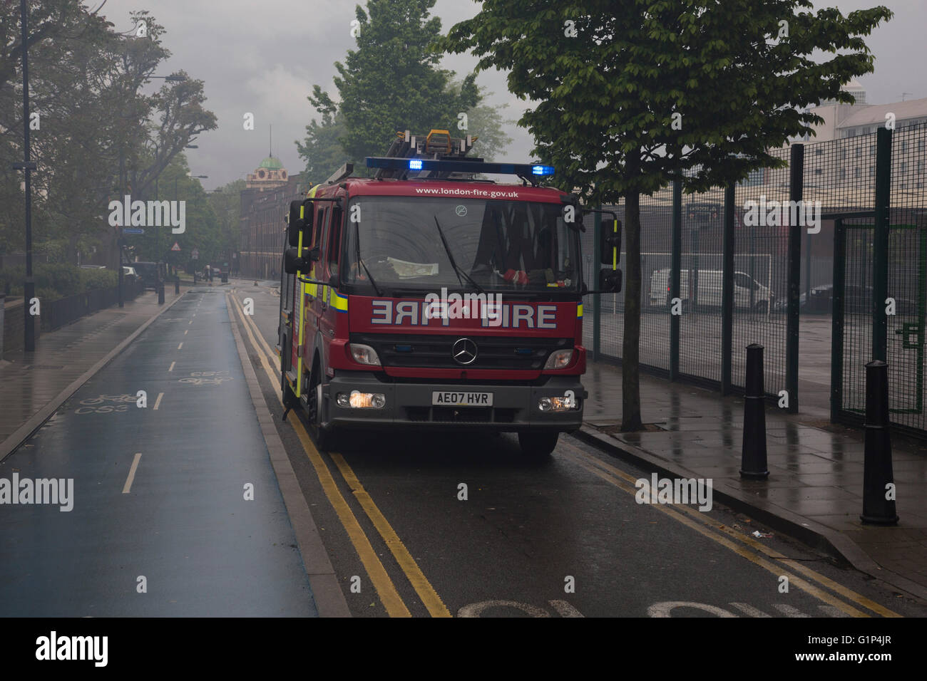 Londres, Royaume-Uni. 18 mai, 2016. Les pompiers lutter contre un incendie dans un immeuble d'appartements à Brodlove Lane à Wapping, Londres, Royaume-Uni. Crédit : Michael Kemp/Alamy Live News Banque D'Images