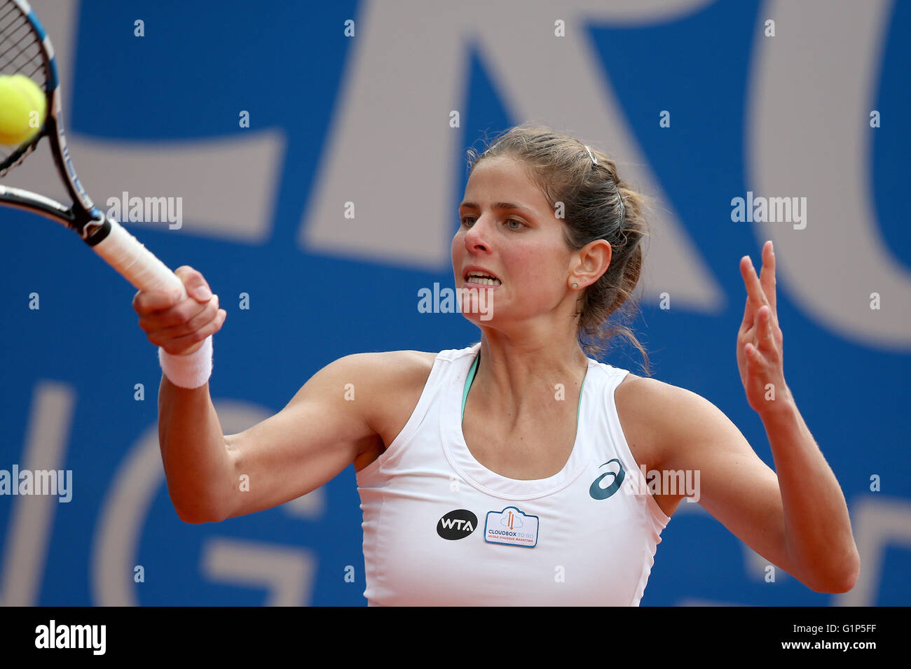 Nuremberg, Allemagne. 18 mai, 2016. Julia Goerges en Allemagne en action contre le Kazakhstan's Yulia Putintseva au cours de leur deuxième tour de la WTA tennis tournament à Nuremberg, Allemagne, 18 mai 2016. Photo : DANIEL KARMANN/dpa/Alamy Live News Banque D'Images