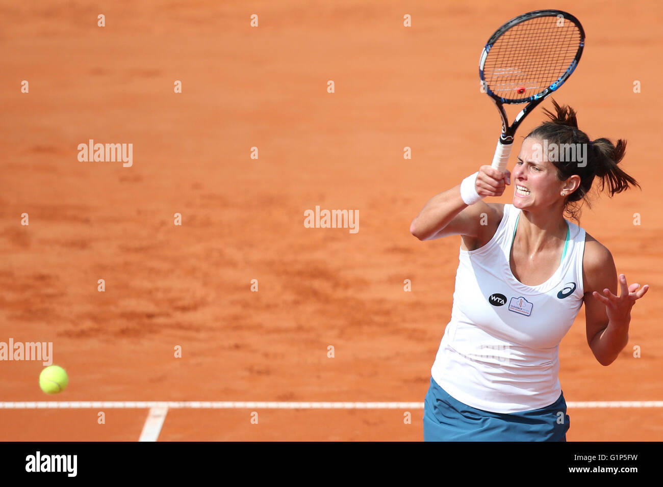 Nuremberg, Allemagne. 18 mai, 2016. Julia Goerges en Allemagne en action contre le Kazakhstan's Yulia Putintseva au cours de leur deuxième tour de la WTA tennis tournament à Nuremberg, Allemagne, 18 mai 2016. Photo : DANIEL KARMANN/dpa/Alamy Live News Banque D'Images