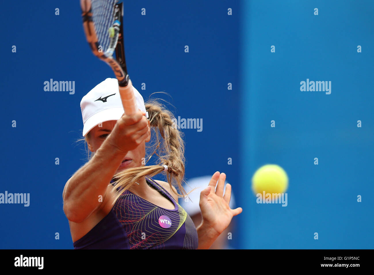 Nuremberg, Allemagne. 18 mai, 2016. Yulia Putintseva du Kazakhstan dans l'action contre l'Allemagne Julia Goerges au cours de leur deuxième tour de la WTA tennis tournament à Nuremberg, Allemagne, 18 mai 2016. Photo : DANIEL KARMANN/dpa/Alamy Live News Banque D'Images