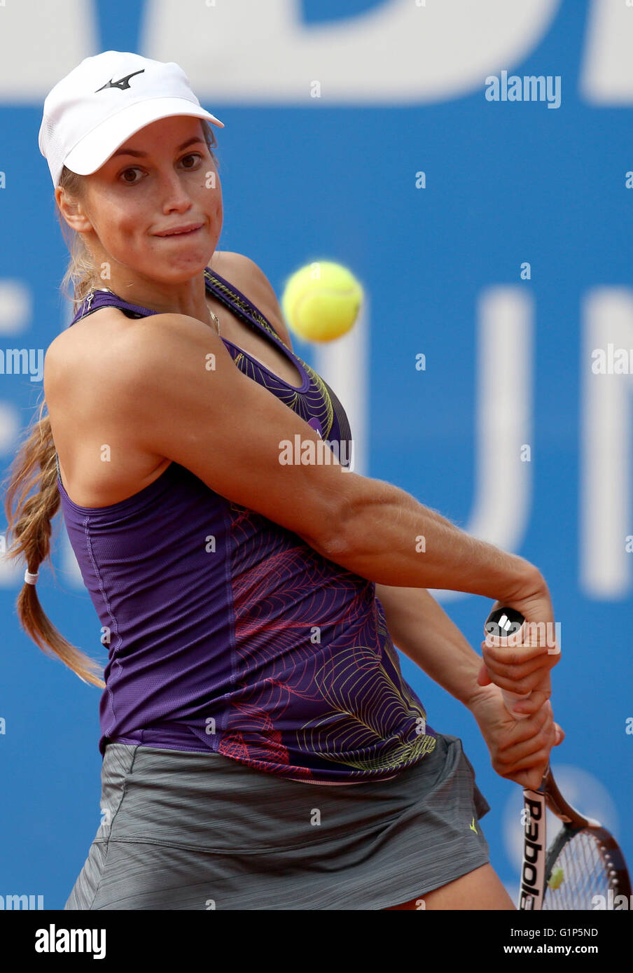 Nuremberg, Allemagne. 18 mai, 2016. Yulia Putintseva du Kazakhstan dans l'action contre l'Allemagne Julia Goerges au cours de leur deuxième tour de la WTA tennis tournament à Nuremberg, Allemagne, 18 mai 2016. Photo : DANIEL KARMANN/dpa/Alamy Live News Banque D'Images