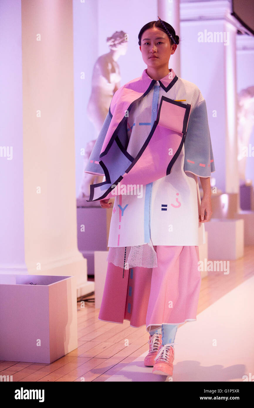 Edinburgh, Scotland UK. 18 mai 2016. Les étudiants de l'Université d'Edinburgh College of Art Show 2016. Le événements surviennent dans Edinburgh College of Art Sculpture la Cour du 18 au 20 mai. Credit : Pako Mera/Alamy Live News Banque D'Images