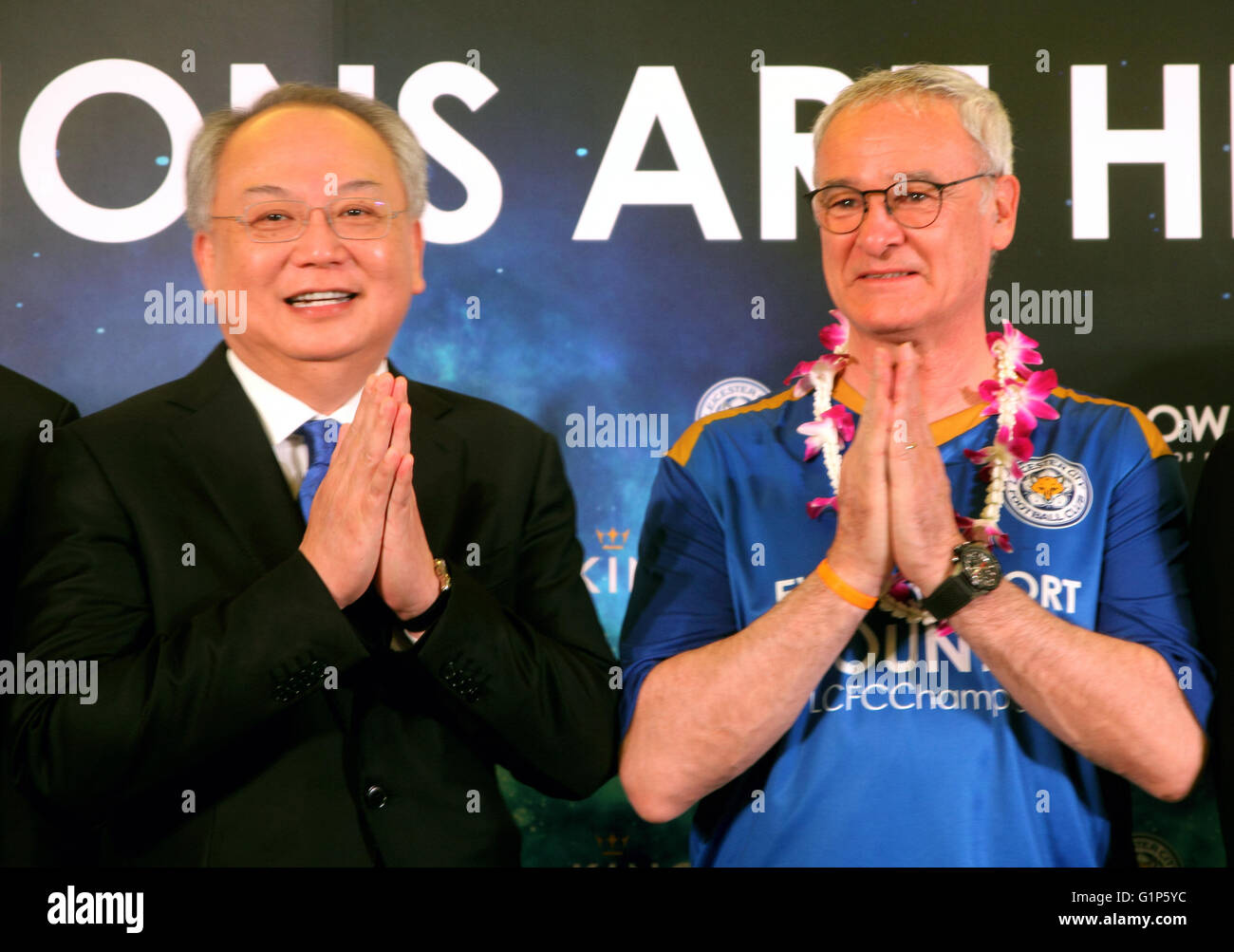 Bangkok, Thaïlande. 18 mai 2016. Vice-président de Leicester City et King Power Group Vice Président Sombat Dechapanichkul et gestionnaire italien Claudio Ranieri salue de la manière traditionnelle thaïlandaise sur l'équipe est arrivée à l'aéroport de Suvarnabhumi en tant qu'ils prennent part à une présentation de l'English Premier League Trophy à Bangkok. Un Sahakorn Crédit : Piti/Alamy Live News Banque D'Images