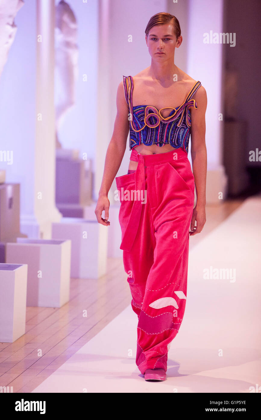 Edinburgh, Scotland UK. 18 mai 2016. Les étudiants de l'Université d'Edinburgh College of Art Show 2016. Le événements surviennent dans Edinburgh College of Art Sculpture la Cour du 18 au 20 mai. Credit : Pako Mera/Alamy Live News Banque D'Images