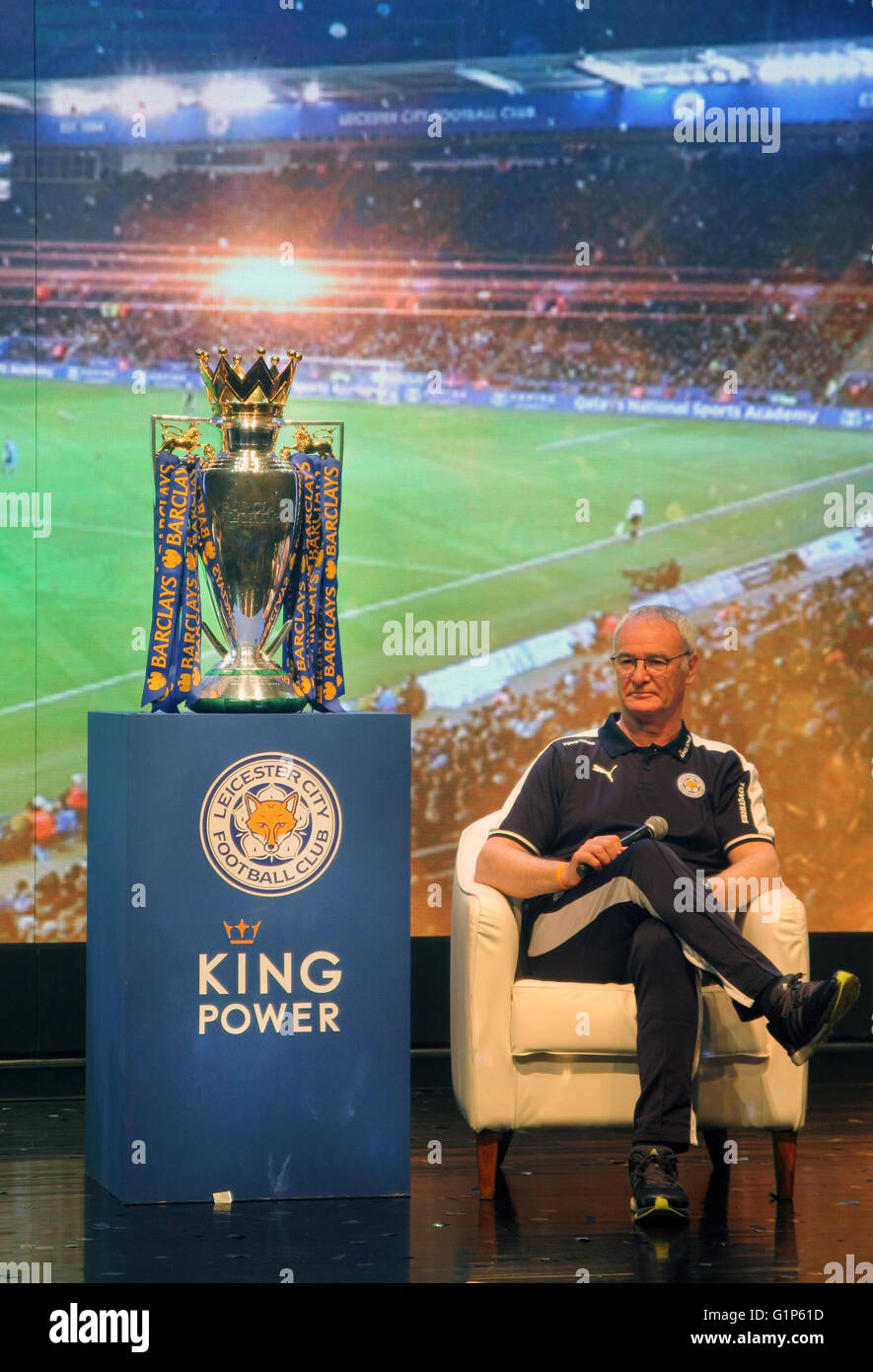 Bangkok, Thaïlande. 18 mai 2016. Leicester City FC's manager Claudio Ranieri s'asseoir près de le trophée au cours d'une présentation de l'English Premier League Trophy à la King Power Duty-free à Bangkok. Un Sahakorn Crédit : Piti/Alamy Live News Banque D'Images