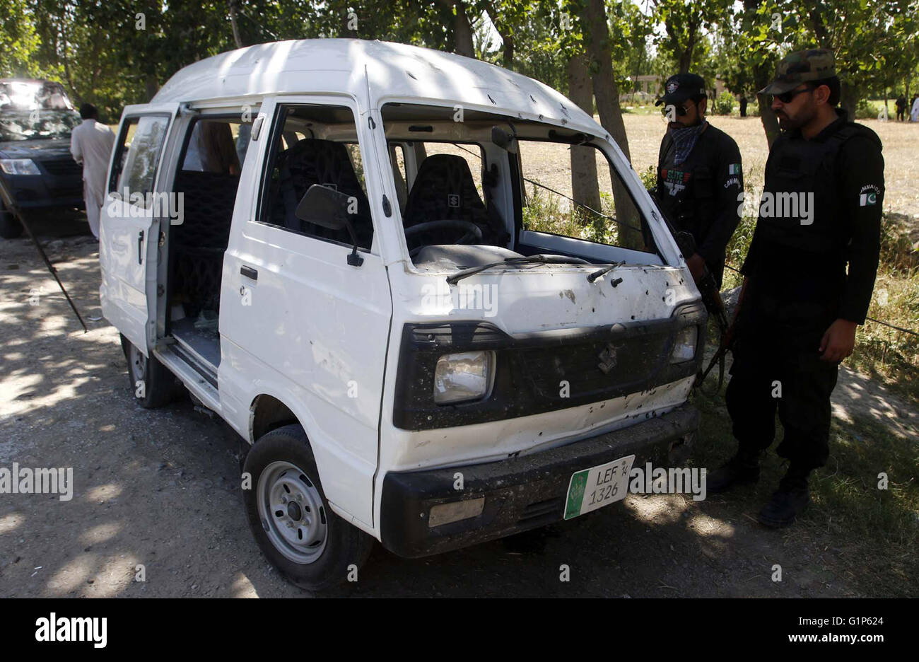 Les responsables de la sécurité et de sauvetage recueillir sur le site après l'explosion de bombes à lits jumeaux Aslam Dheri salon de Peshawar le mercredi 18 mai 2016. Un policier a perdu la vie et au moins 15 personnes ont été blessés dans deux explosions à Peshawar. La première bombe plantée sur une route a explosé lorsqu'un véhicule de patrouille de la police adoptée en Aslam Dheri près de la ville. La seconde explosion est venu une vingtaine de minutes plus tard, que la police, les secouristes et d'autres essayaient d'aider les victimes. Banque D'Images