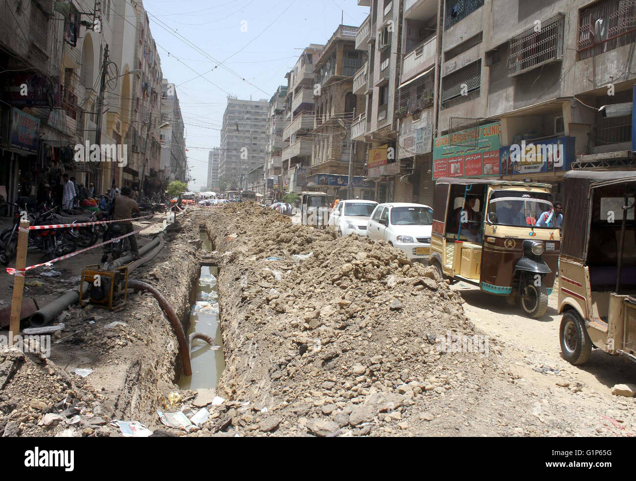 Travaux de construction de nouveaux égouts est en cours dans la région de Karachi Saddar le mercredi 18 mai, 2016. Dans la région de Saddar le système d'égouts a été bloqué pendant plusieurs mois, ce qui a causé des problèmes pour les résidents locaux. Banque D'Images