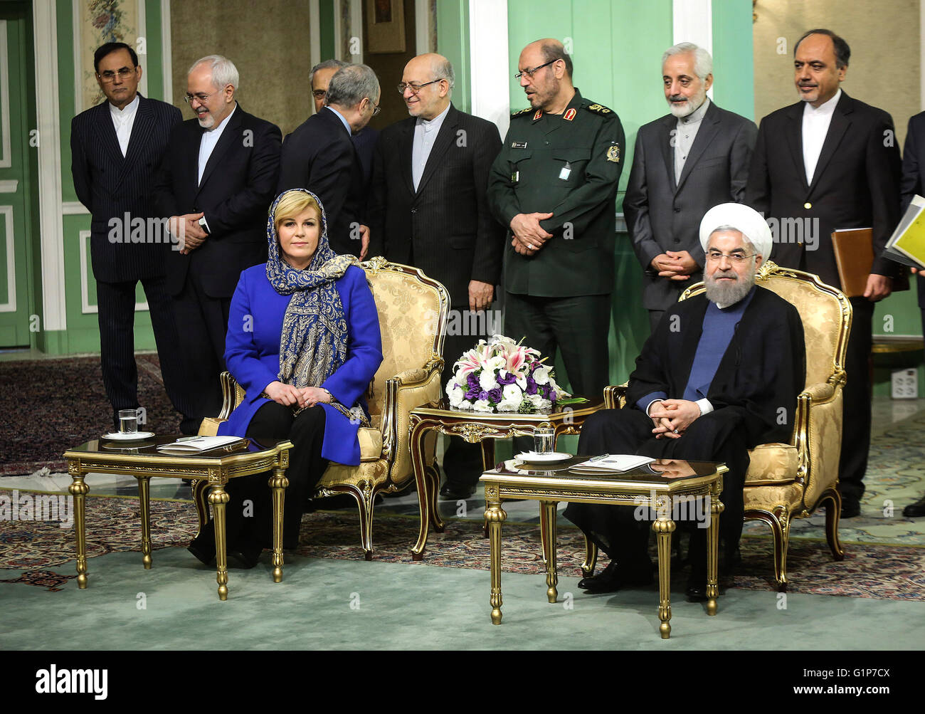 Téhéran, Iran. 18 mai, 2016. Le Président iranien Hassan Rohani(R, à l'avant) se réunit avec le président croate Kolinda Grabar-Kitarovic(L, à l'avant) au Palais de Saadabad à Téhéran, Iran, le 18 mai 2016. L'Iran et la Croatie a signé deux protocoles d'entente (PE) ici mercredi pour renforcer la coopération, l'agence de presse officielle IRNA. Credit : Ahmad Halabisaz/Xinhua/Alamy Live News Banque D'Images