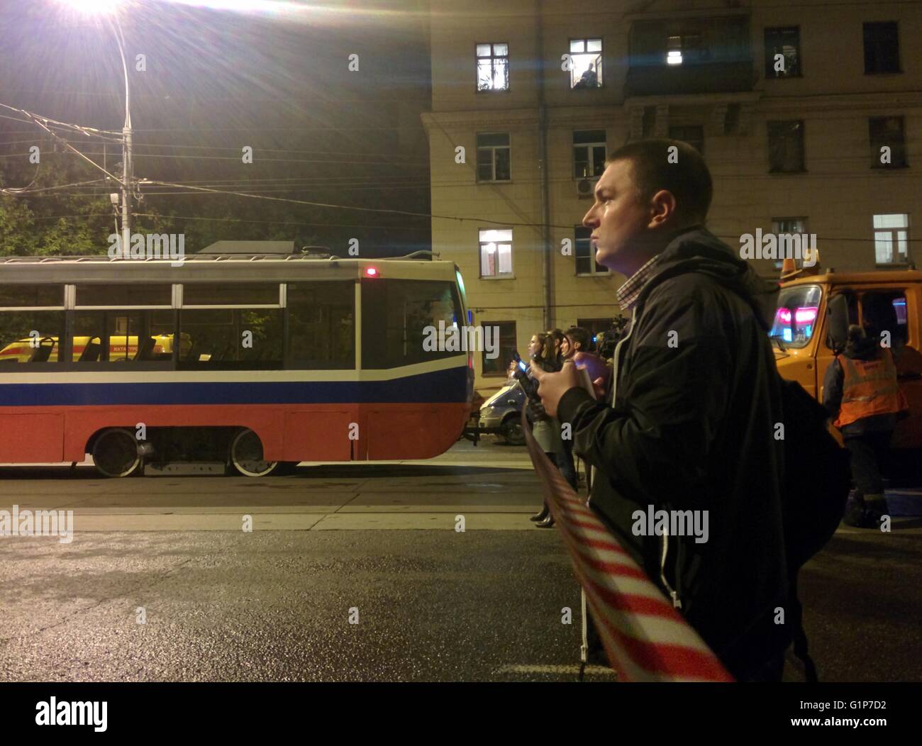 Moscou, Russie. 18 mai, 2016. Les gens se rassemblent à proximité du site d'otages à Moscou, Russie, le 18 mai 2016. Un homme armé a pris jusqu'à six otages dans une banque dans l'est de Moscou, mercredi, selon le Spoutnik. Credit : Evgeny Sinitsyn/Xinhua/Alamy Live News Banque D'Images