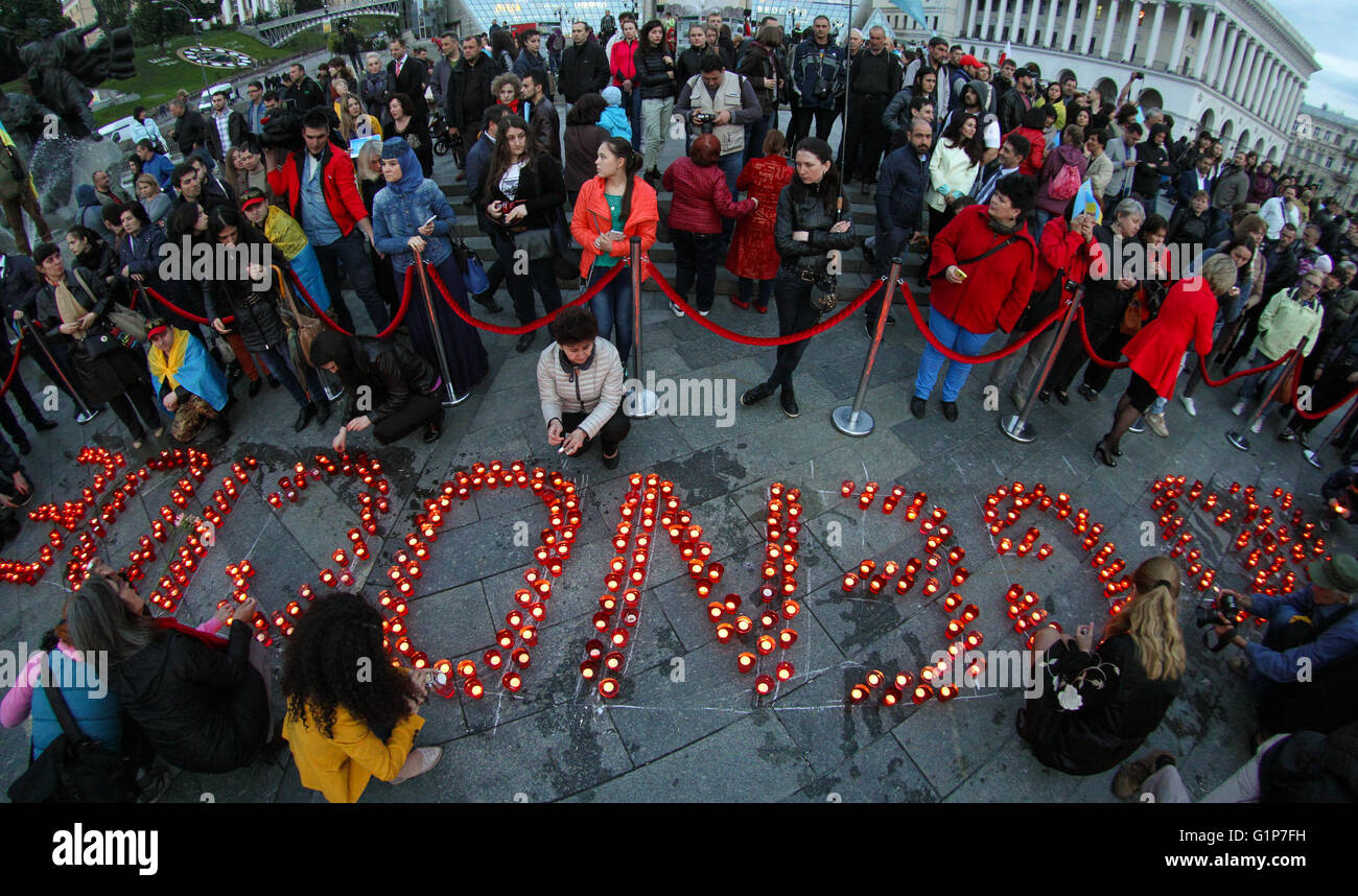 Kiev, Ukraine. 18 mai, 2016. Les Tatars de marquer le 72e anniversaire de l'expulsion forcée des Tatars de Crimée à leur patrie à l'Asie centrale en 1944 par le dictateur soviétique Joseph Staline, le 18 mai 2016. 18 mai, 2016. Credit : Sergii Kharchenko/ZUMA/Alamy Fil Live News Banque D'Images