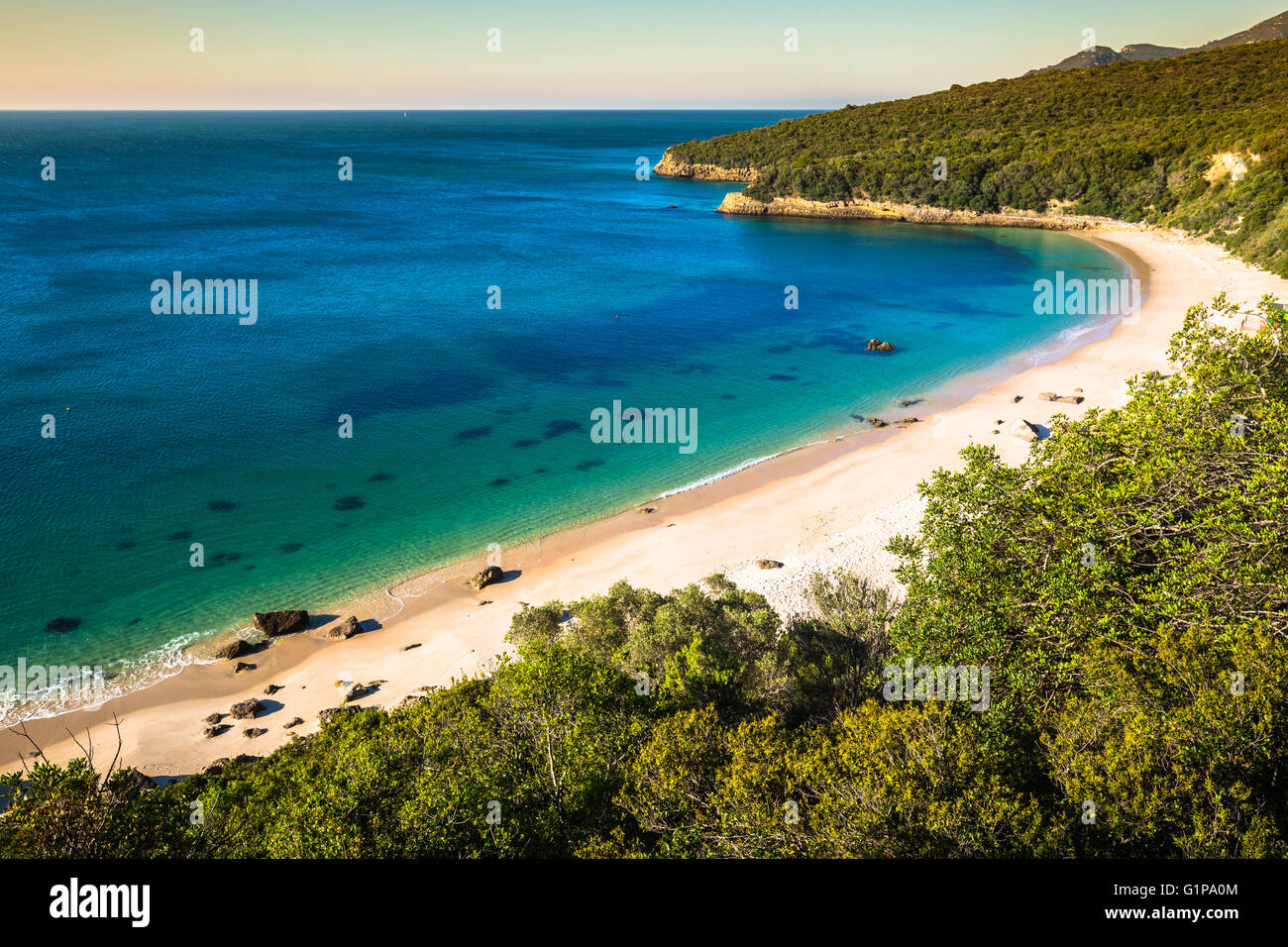 Dans la baie de la plage de Portinho da Arrábida, Portugal Banque D'Images