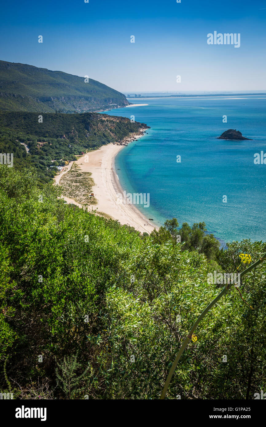 Vue sur la belle côte des paysages de la région d'Arrabida situé sur Setubal, Portugal. Banque D'Images