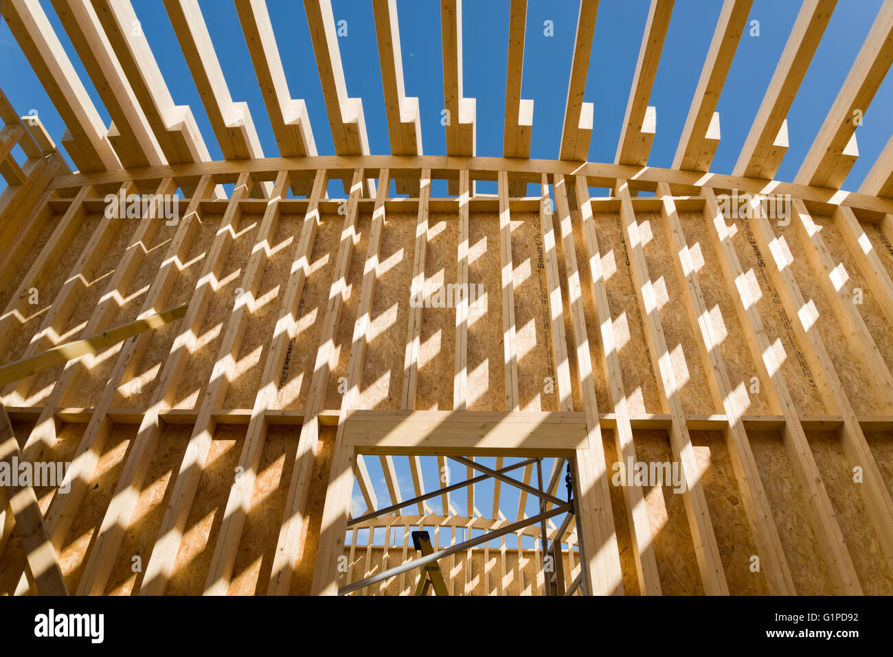 Construction à ossature bois en cours de construction. Structure en bois partiellement terminée. Banque D'Images