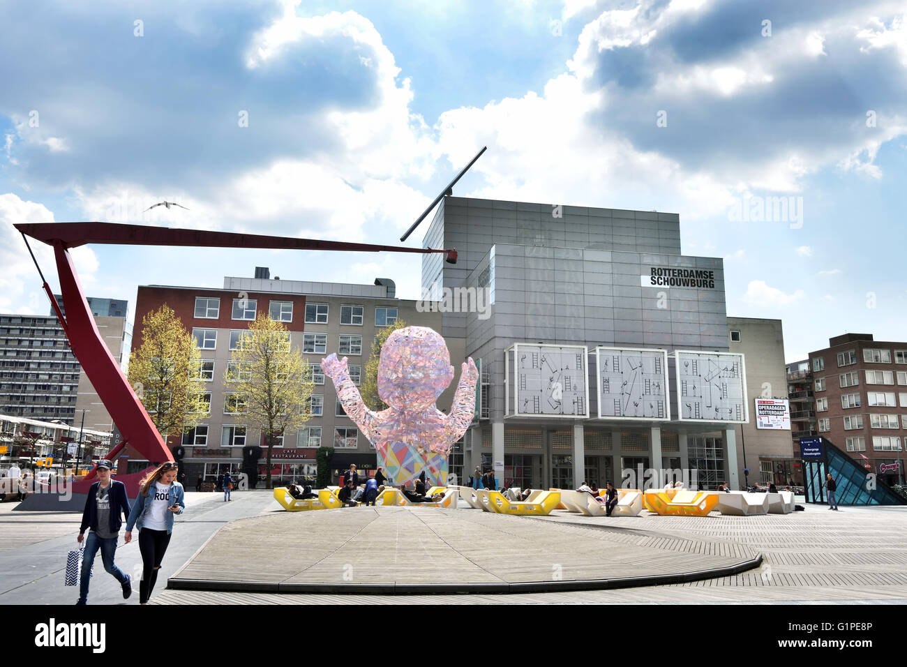 Place du Théâtre Rotterdamse Schouwburg ( Schouwburgplein) situé au coeur de la ville de Rotterdam, et est flanquée par le théâtre municipal, d'une salle de concert, restaurants et cafés. Le Néerlandais Pays-Bas Banque D'Images