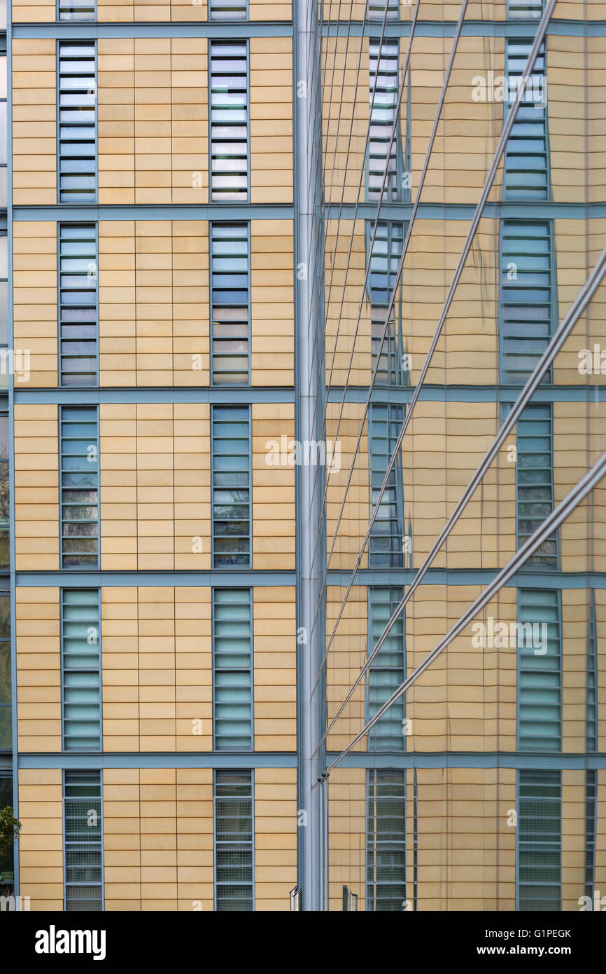 Détail de l'extérieur du Musée d'Histoire Naturelle reflected in glass, Londres en avril Banque D'Images