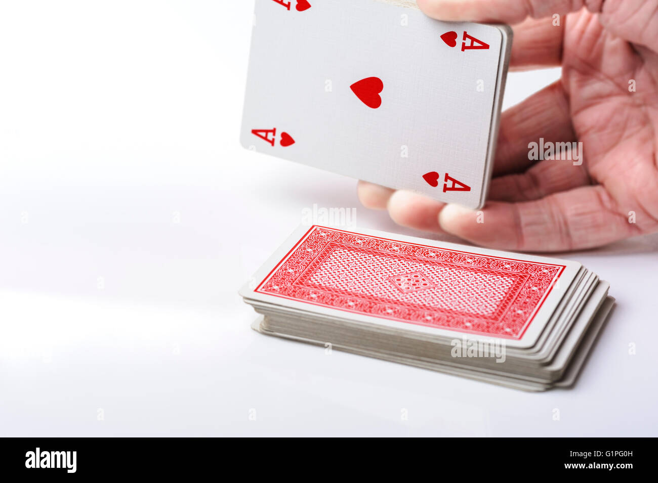 Découpage d'un paquet de cartes, l'as élevé. Coeur coeurs. Banque D'Images